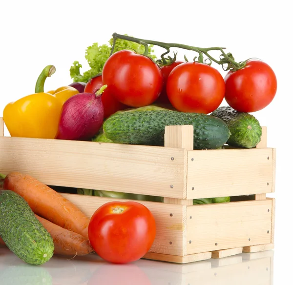 Verduras frescas en caja de madera sobre fondo blanco — Foto de Stock