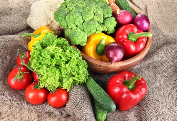 Verduras frescas sobre fondo de arpillera —  Fotos de Stock