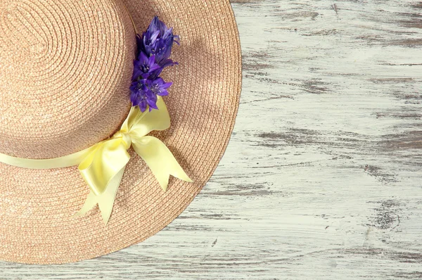 Hermoso sombrero de verano sobre fondo de madera —  Fotos de Stock