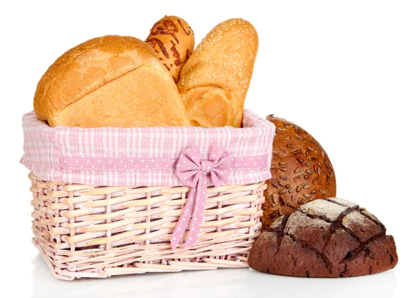 Gebackenes Brot im Weidenkorb isoliert auf weiß — Stockfoto