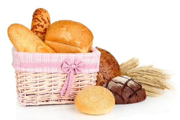 Pane al forno in cesto di vimini isolato su bianco — Foto Stock