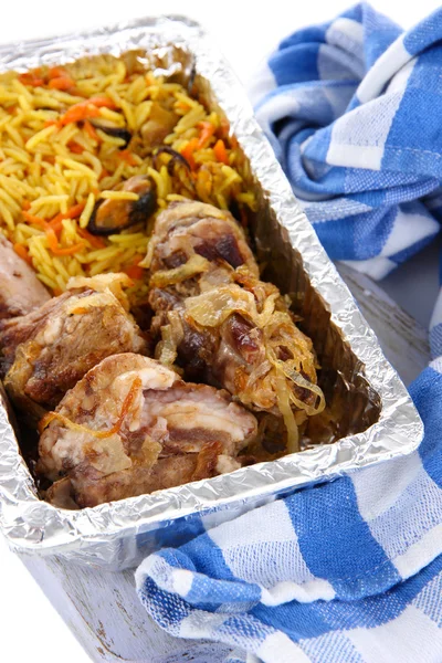 Comida em caixa de papel alumínio em guardanapo em tábua de madeira isolada em branco — Fotografia de Stock