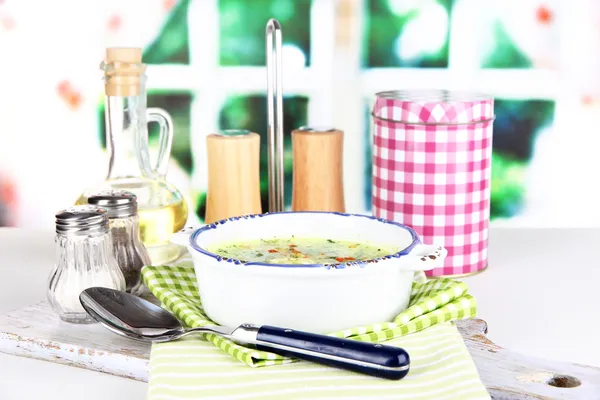ウィンドウの背景に木の板にナプキンにプレートのスープ — ストック写真
