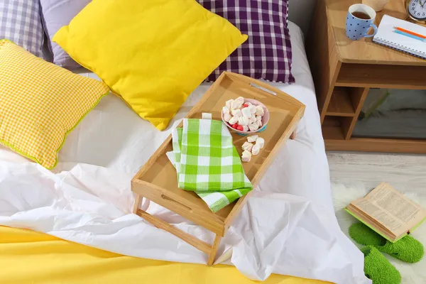 Cama con desayuno close-up — Foto de Stock