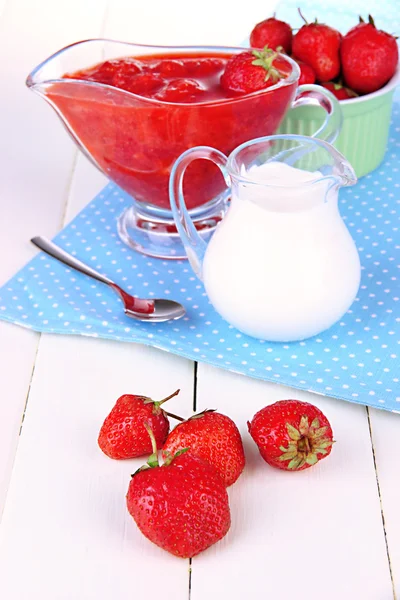 Hausgemachte Erdbeermarmelade, auf Serviette, auf farbigem Holzgrund — Stockfoto