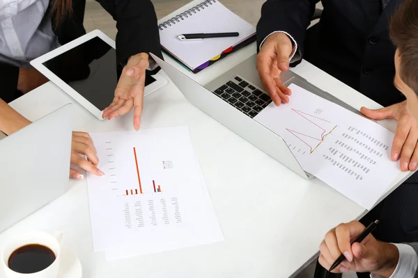 Geschäftspartnerhände bei Diskussion von Papieren hautnah — Stockfoto