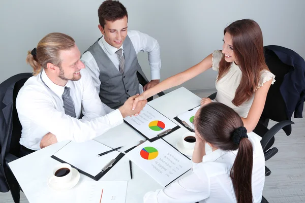 Groep van mensen uit het bedrijfsleven hebben vergadering samen — Stockfoto