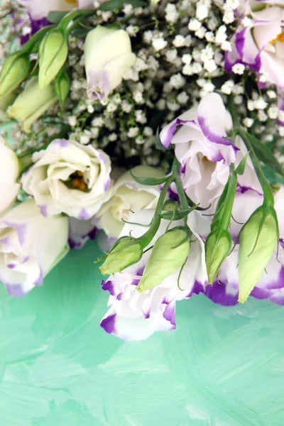 Boeket van eustoma bloemen op een houten achtergrond kleur — Stockfoto