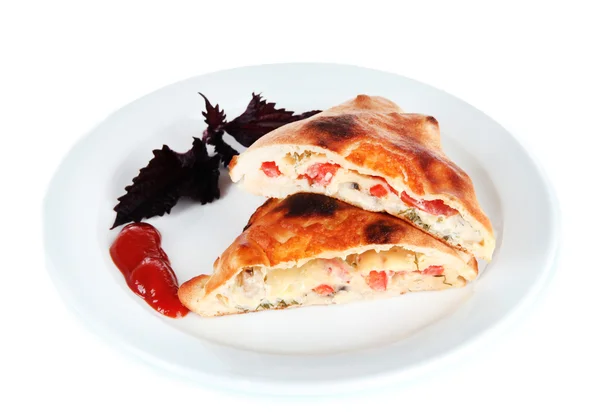 Pizza calzone plaka üzerinde beyaz izole — Stok fotoğraf