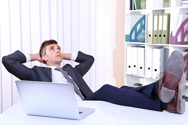 Бизнесмен отдыхает в своем офисе с обувью на столе — стоковое фото