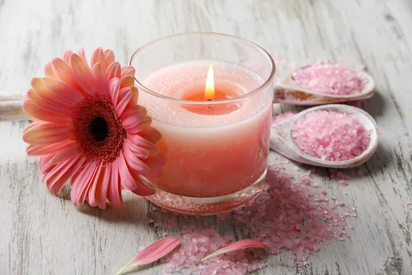 Декорация из розовых свечей и цветов на деревянном фоне — стоковое фото