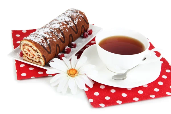 Rollo dulce con taza de té aislado en blanco — Foto de Stock