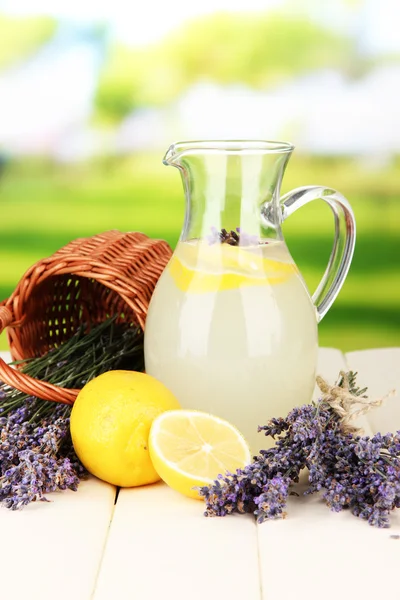 Lavendel limonade, op lichte achtergrond — Stockfoto