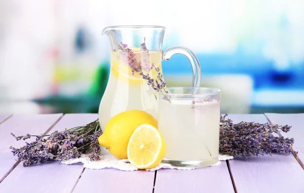 Limonata di lavanda, su tavolo di legno viola, su sfondo brillante — Foto Stock