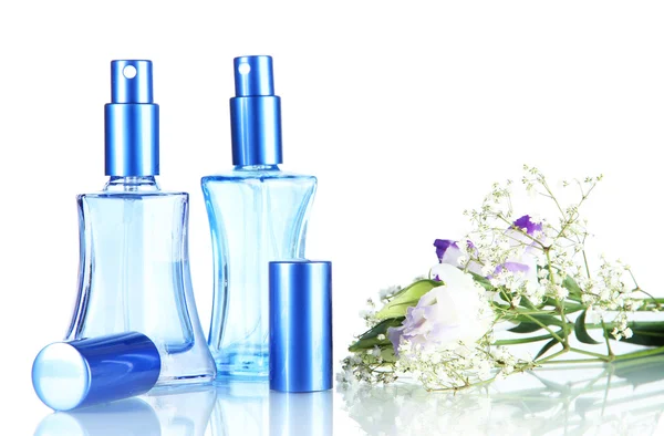 Perfume em garrafas e flores isoladas em branco — Fotografia de Stock