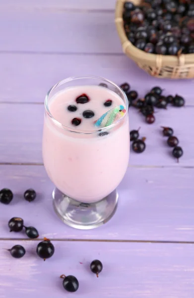 Ahşap masa yakın çekim blackberry ile lezzetli muzlu süt — Stok fotoğraf