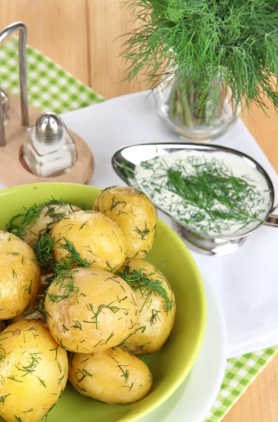 Las patatas cocidas en las bandejas en las servilletas a la mesa de madera —  Fotos de Stock