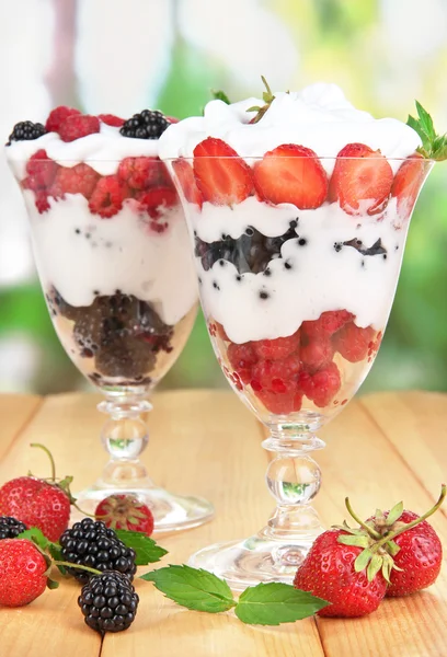 Yogur natural con bayas frescas sobre mesa de madera sobre fondo verde —  Fotos de Stock