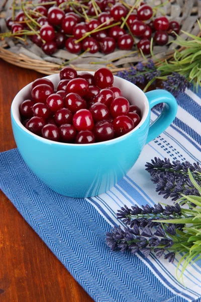 Dolce ciliegia in tazza sul tavolo primo piano — Foto Stock