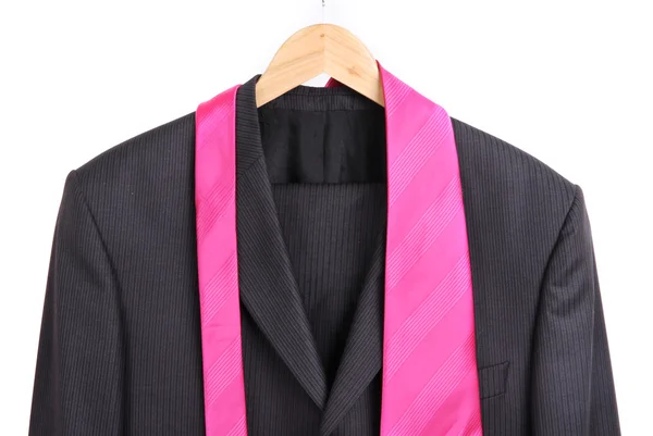 Traje y corbata en percha sobre fondo blanco —  Fotos de Stock
