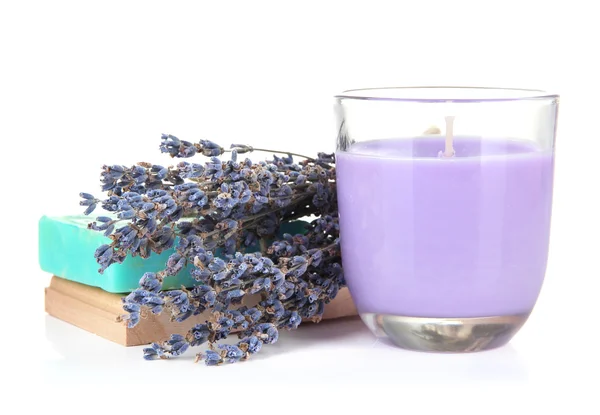 Vela de lavanda con jabón y lavanda fresca, aislada en blanco —  Fotos de Stock