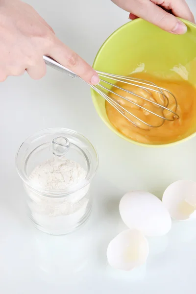 白で隔離される whisking 卵 — ストック写真