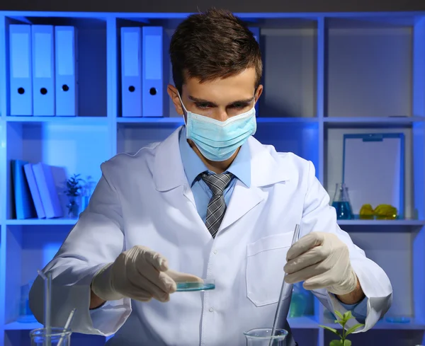 Joven científico de laboratorio trabajando en laboratorio —  Fotos de Stock