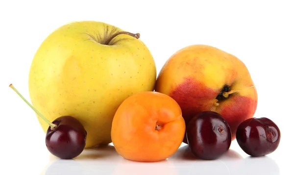 Fruits d'été lumineux isolés sur blanc — Photo