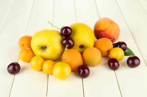 Helle Sommerfrüchte auf Holztisch in Großaufnahme — Stockfoto