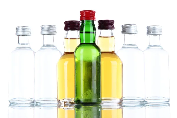 Bottiglie minibar, isolate su bianco — Foto Stock