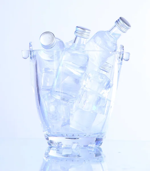 Minibar botellas en cubo con cubitos de hielo, aislado en blanco —  Fotos de Stock