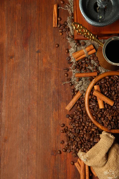 Biji kopi, turk logam dan pabrik kopi dengan latar belakang kayu dengan ruang fotokopi — Stok Foto