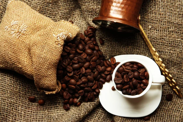 Taza de café y turk de metal sobre fondo de arpillera — Foto de Stock