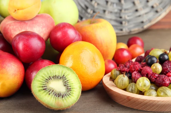 Assortimento di succosi frutti, su fondo di legno — Foto Stock