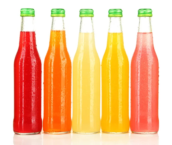 Flaskor med läckra drinkar, isolerad på vit — Stockfoto