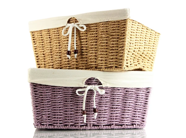 Duas cestas de vime de cor vazia, isoladas em branco — Fotografia de Stock