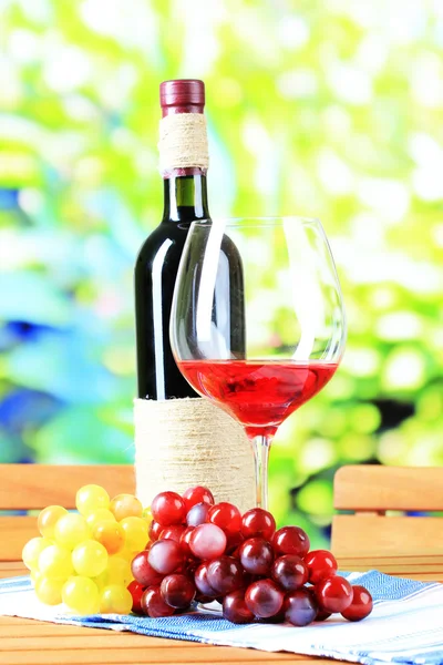 Vasos de vino en servilleta sobre mesa de madera sobre fondo natural —  Fotos de Stock