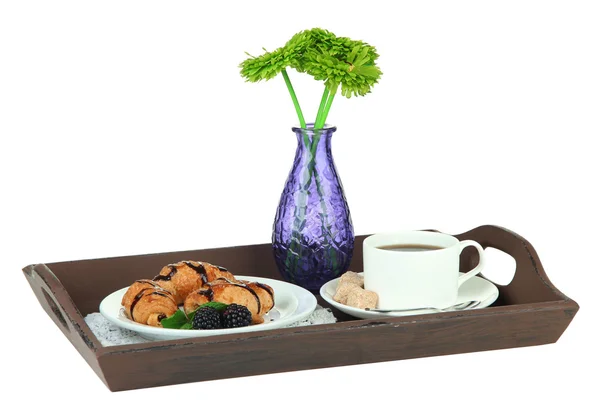 Bandeja de madera con desayuno, sobre mesa de madera, aislada sobre blanco —  Fotos de Stock