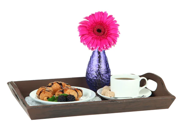 Holztablett mit Frühstück, auf Holztisch, isoliert auf weiß — Stockfoto