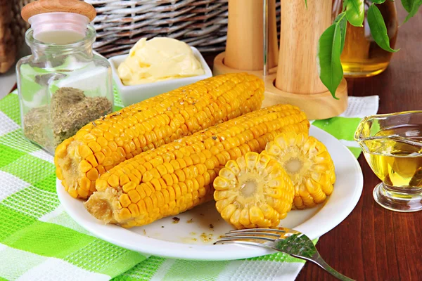 Flavored boiled corn on plate on wooden table close-up — Stock Photo, Image