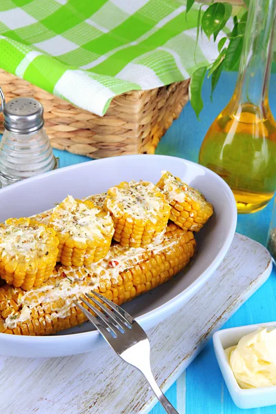O smaku gotowanej kukurydzy na tabliczce na drewniany stół szczegół — Zdjęcie stockowe