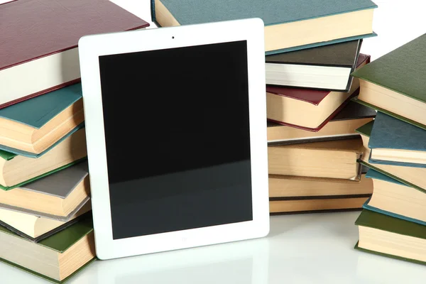Tableta y libros aislados en blanco — Foto de Stock
