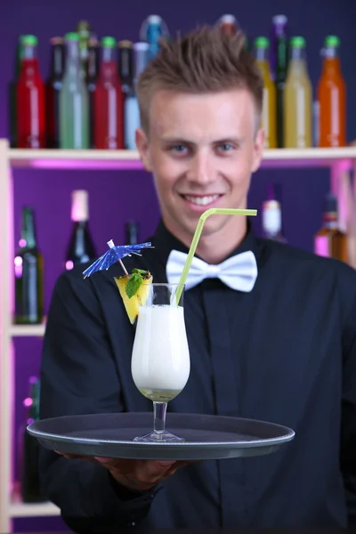 Retrato de camarero guapo con cóctel de Pina colada, en el bar — Foto de Stock