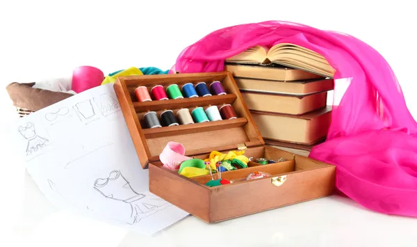 Kit de couture en boîte en bois avec livres et tissu isolé sur blanc — Photo