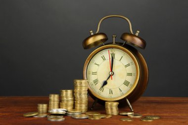 antika saat ve sikkeler üzerinde siyah arka plan üzerine ahşap tablo