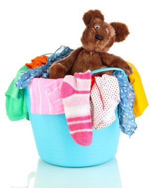 beyaz izole mavi çamaşır sepeti