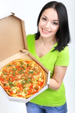 pizza kutusu üzerinde beyaz izole lezzetli pizza ile güzel kız