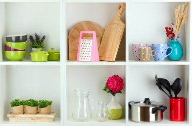 sofra ve deco ile güzel beyaz raflar