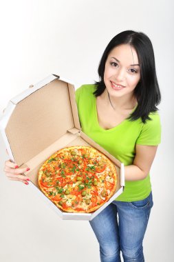 pizza kutusu üzerinde beyaz izole lezzetli pizza ile güzel kız