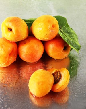 metal zemin üzerine kayısı